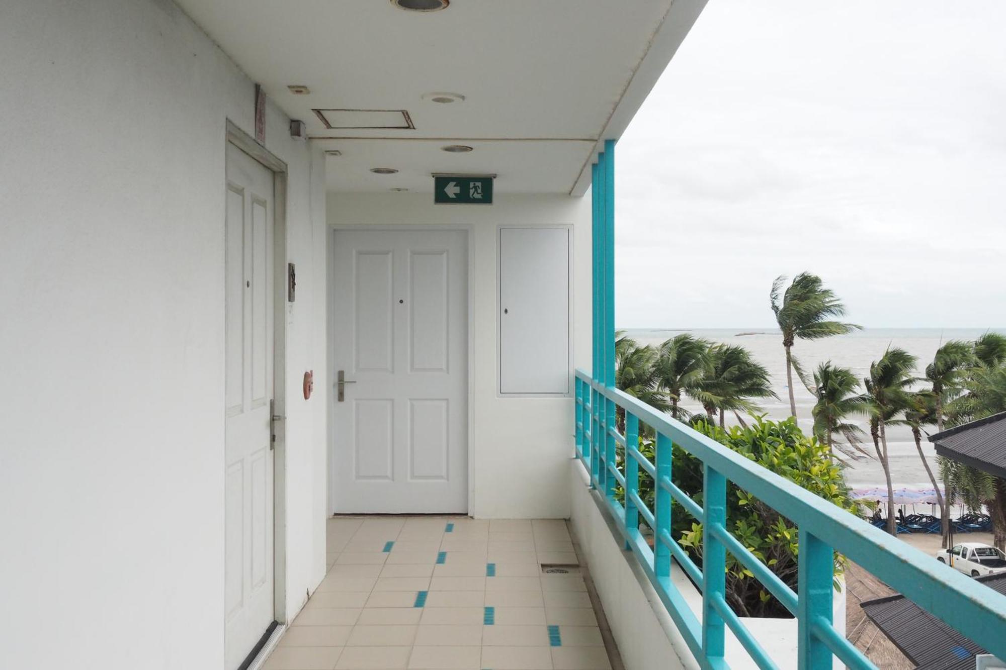 The Beach Bangsaen By Thanthita Next To Wonnapa Beach Free Disney Plus エクステリア 写真